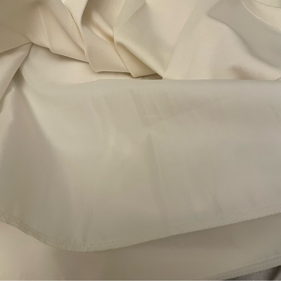 Brand new white skirt, famous  European designer. Can be wornn with any jacket - Picture 5 of 6